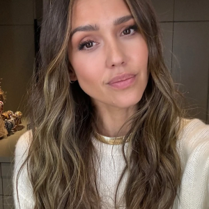 Jessica Alba’s Radiant Vacation Glow Shines on Social Media Jessica Alba’s Radiant Vacation Glow Shines on Social Media