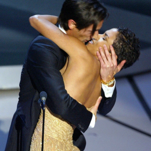 Halle Berry and Adrien Brody Recreate Controversial Oscars Kiss—Fans Are Divided Halle Berry and Adrien Brody Recreate Controversial Oscars Kiss—Fans Are Divided