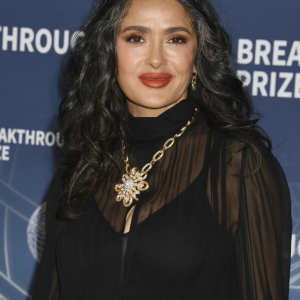 “Not Good Look,” Salma Hayek Steps Out with Silver Strands, People Reacts Instantly “Not Good Look,” Salma Hayek Steps Out with Silver Strands, People Reacts Instantly
