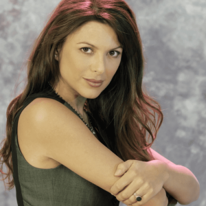 Kari Wuhrer’s Standout Role in ‘Eight Legged Freaks’: A Cult Classic That Still Crawls Into Fans’ Hearts
