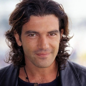 Antonio Banderas Shocks Fans With His Latest Look—But His Legacy Only Grows Stronger Antonio Banderas Shocks Fans With His Latest Look—But His Legacy Only Grows Stronger